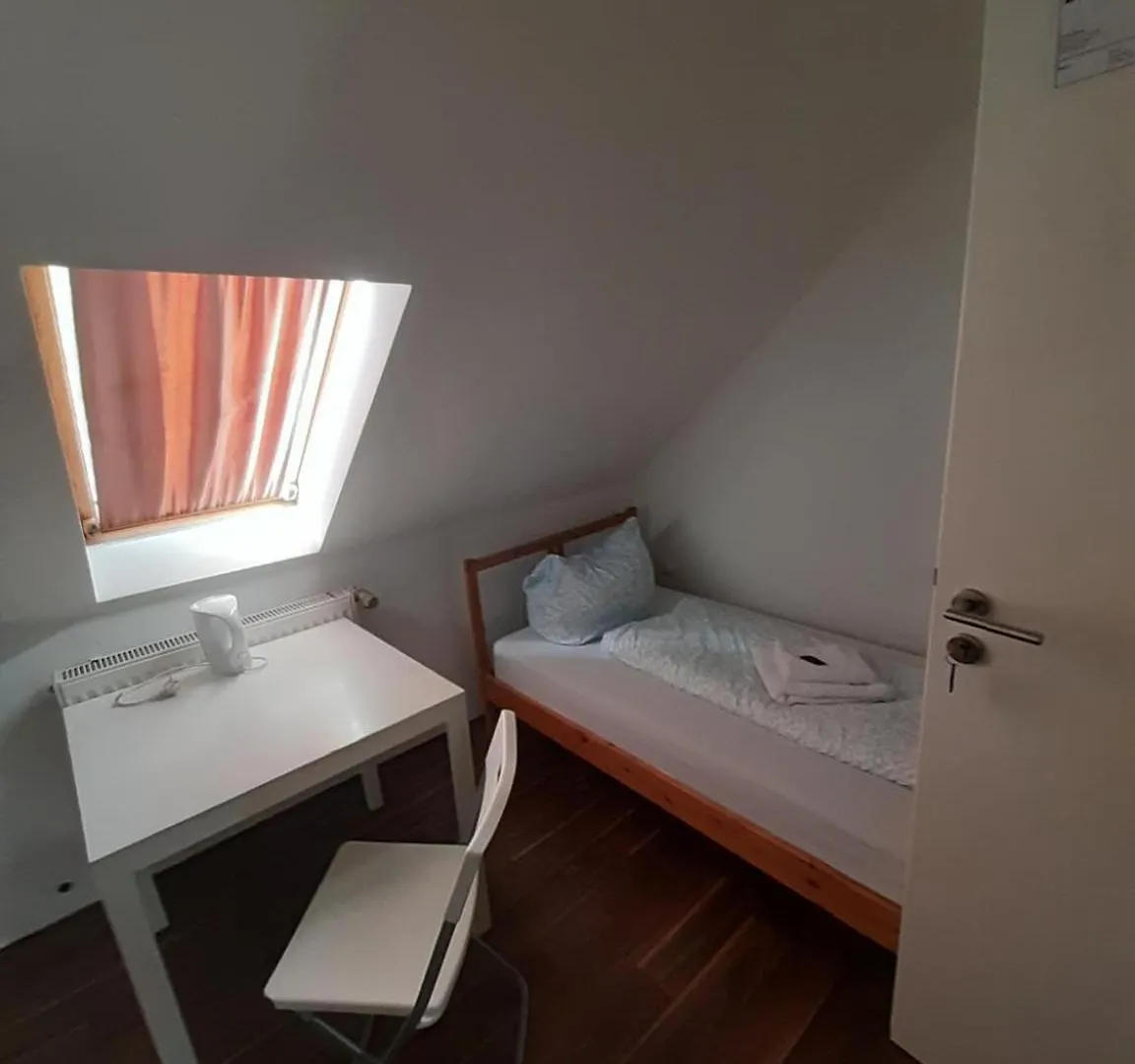 Low Budget Allach Hostel Rooms & Apartments Eve 168 Mnichov
