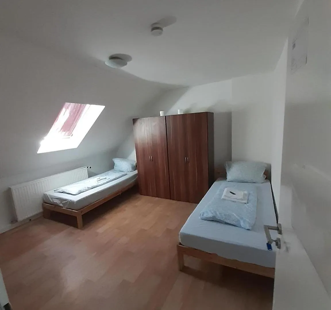 Low Budget Allach Hostel Rooms & Apartments Eve 168 Mnichov 0*,  Německo