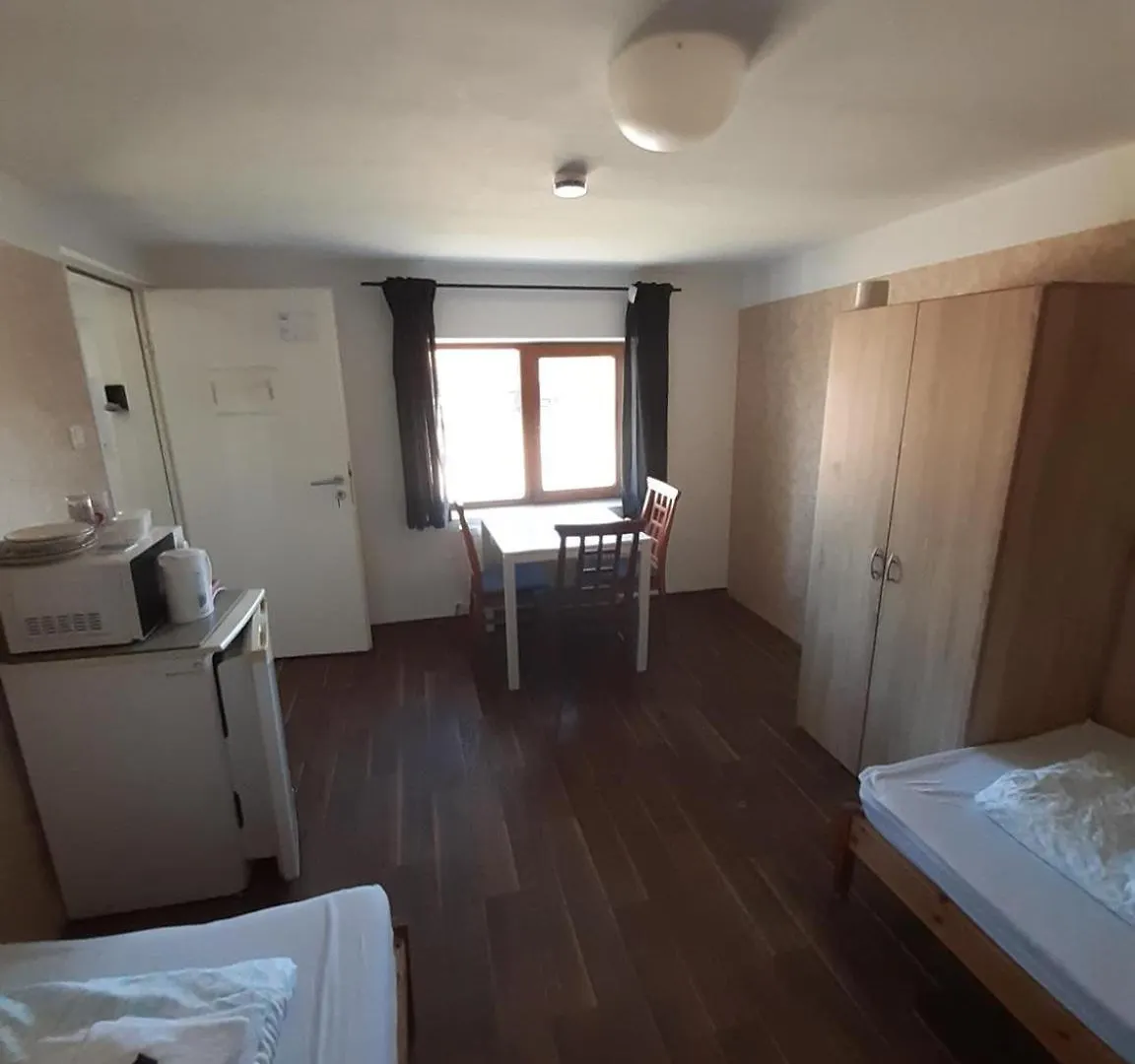 Low Budget Allach Hostel Rooms & Apartments Eve 168 Mnichov