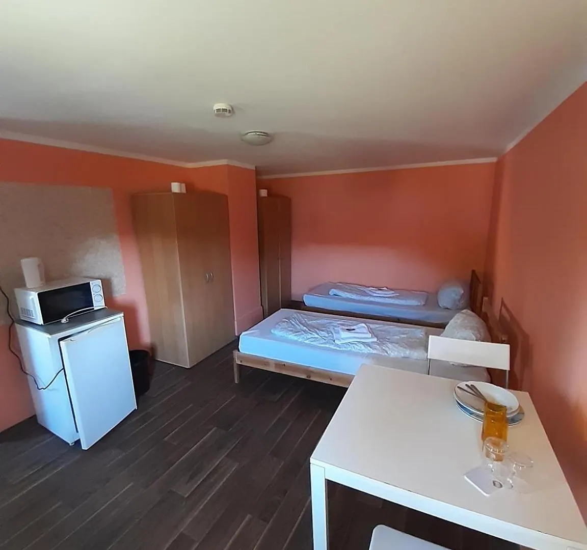 Low Budget Allach Hostel Rooms & Apartments Eve 168 Mnichov
