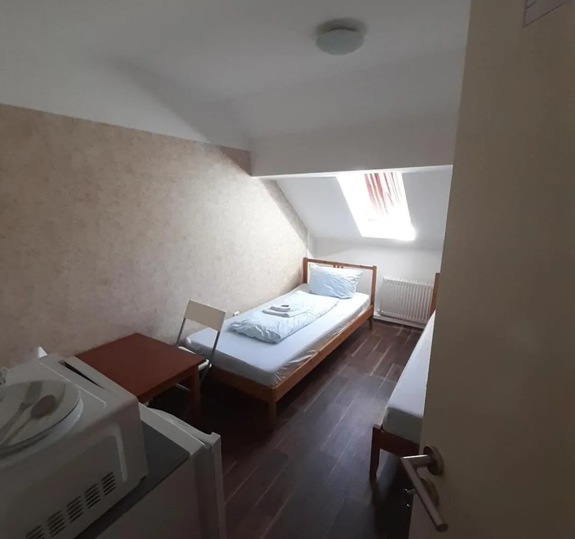 Low Budget Allach Hostel Rooms & Apartments Eve 168 ميونيخ