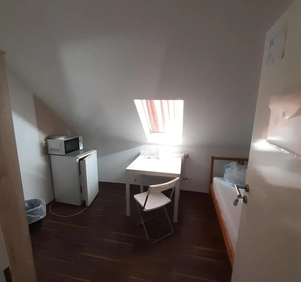 Low Budget Allach Hostel Rooms & Apartments Eve 168 뮌헨