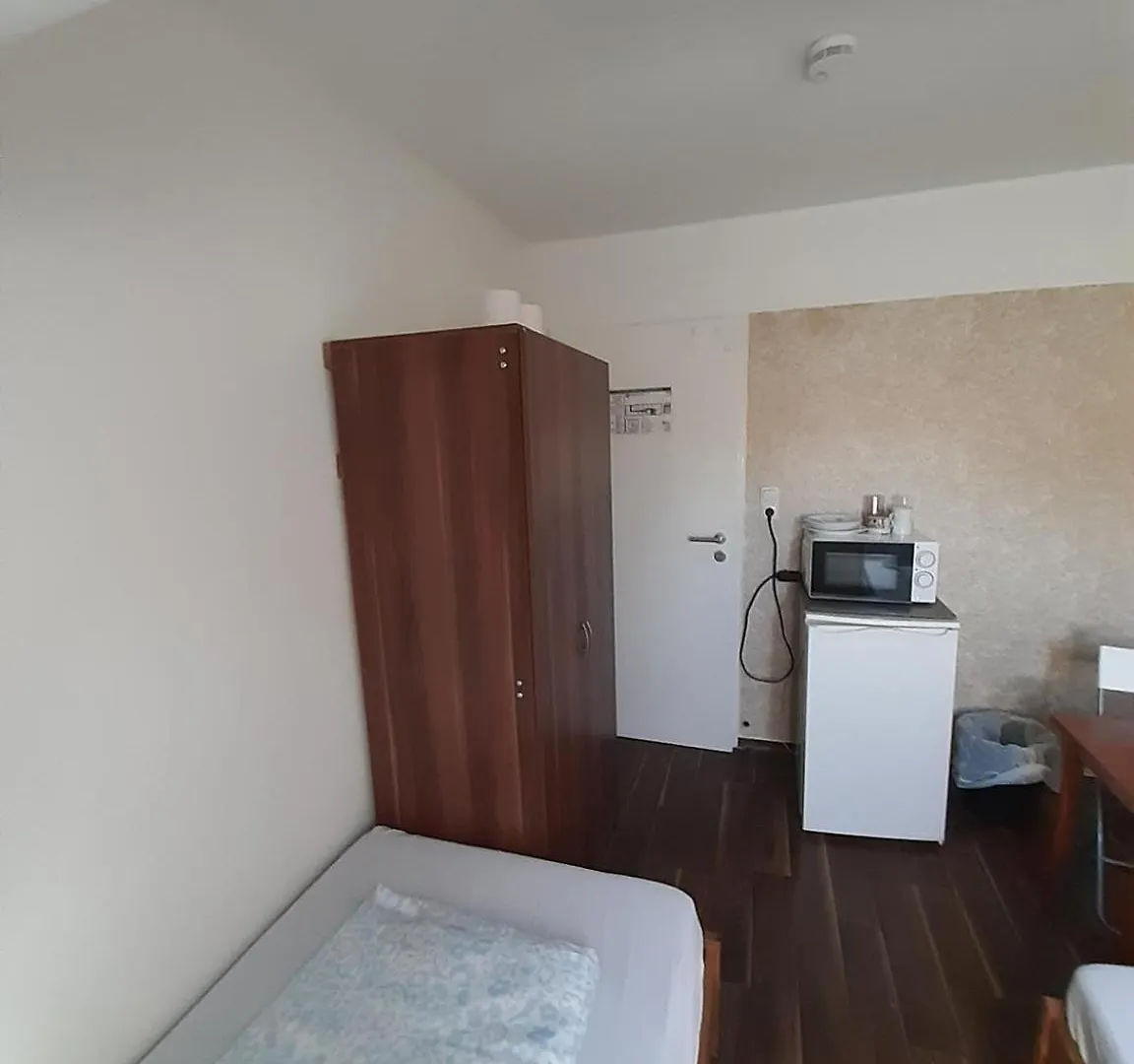 Low Budget Allach Hostel Rooms & Apartments Eve 168 뮌헨