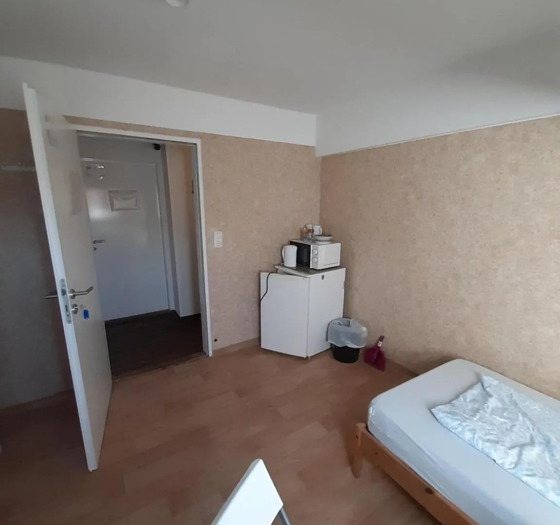 Low Budget Allach Hostel Rooms & Apartments Eve 168 뮌헨