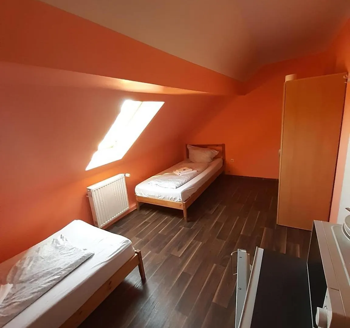 Low Budget Allach Hostel Rooms & Apartments Eve 168 ميونيخ