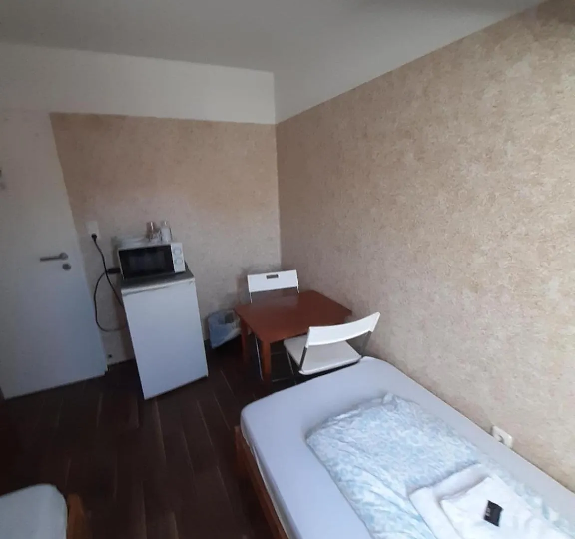 Low Budget Allach Hostel Rooms & Apartments Eve 168 뮌헨