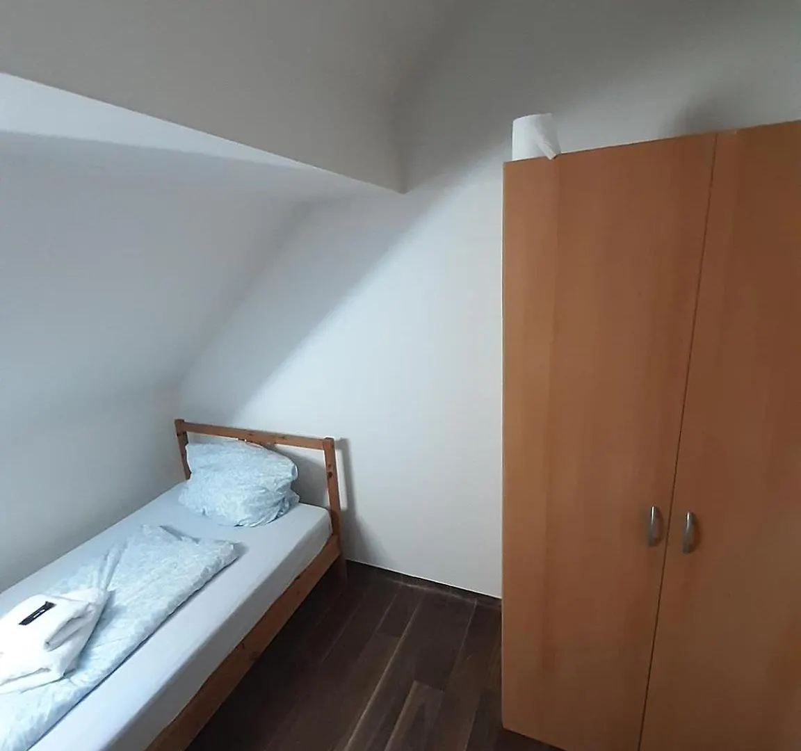Low Budget Allach Hostel Rooms & Apartments Eve 168 뮌헨