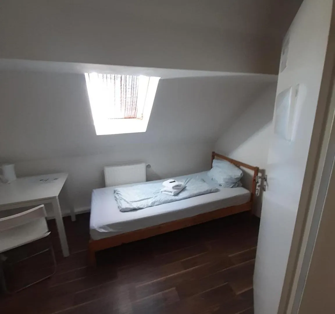 Low Budget Allach Hostel Rooms & Apartments Eve 168 뮌헨