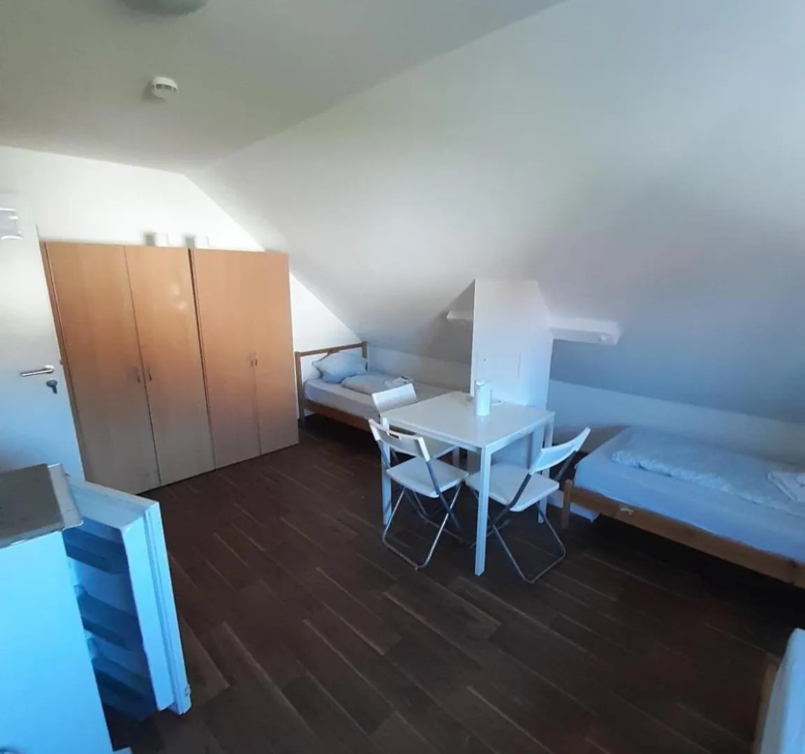 Low Budget Allach Hostel Rooms & Apartments Eve 168 뮌헨