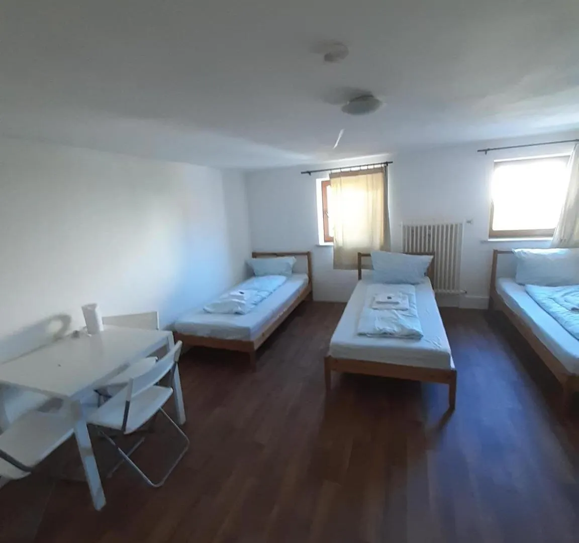 Low Budget Allach Hostel Rooms & Apartments Eve 168 뮌헨