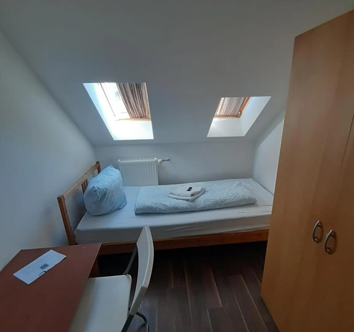 Low Budget Allach Hostel Rooms & Apartments Eve 168 뮌헨
