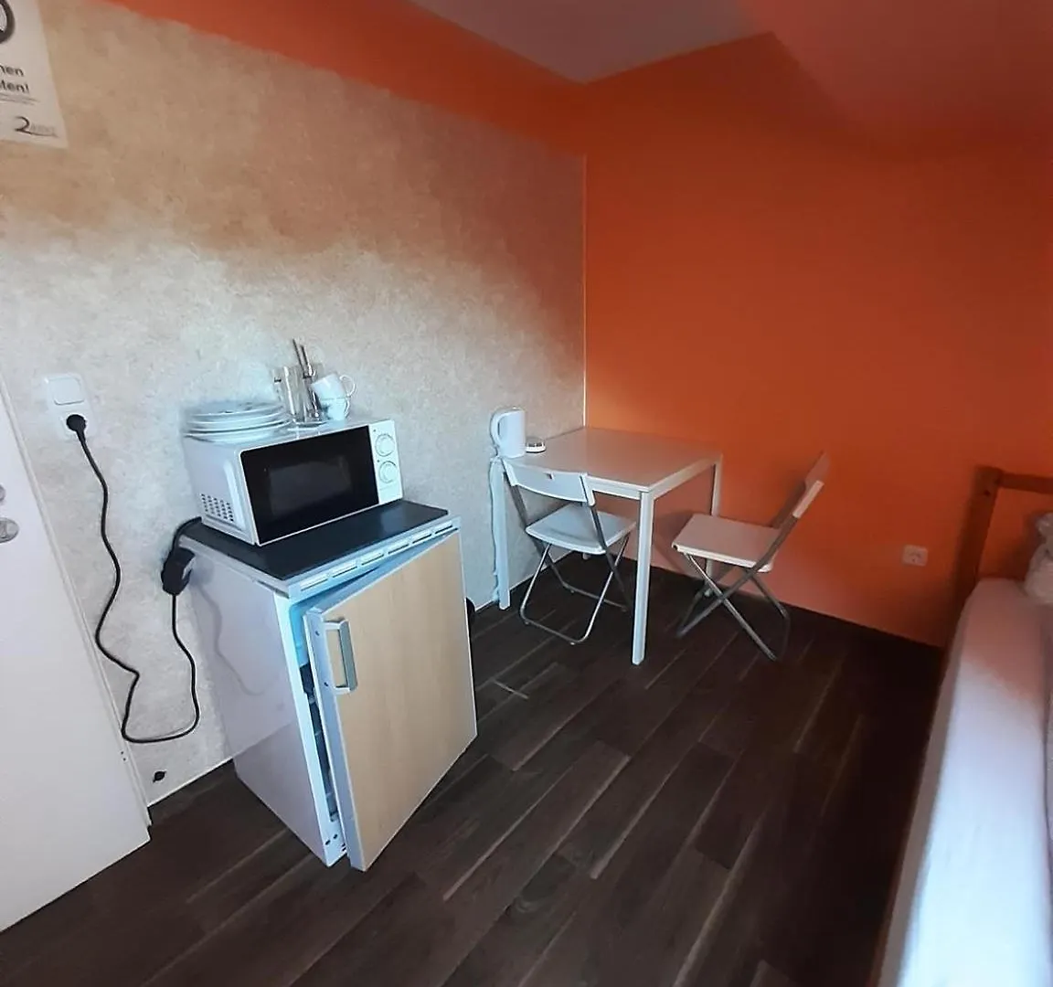 Low Budget Allach Hostel Rooms & Apartments Eve 168 뮌헨