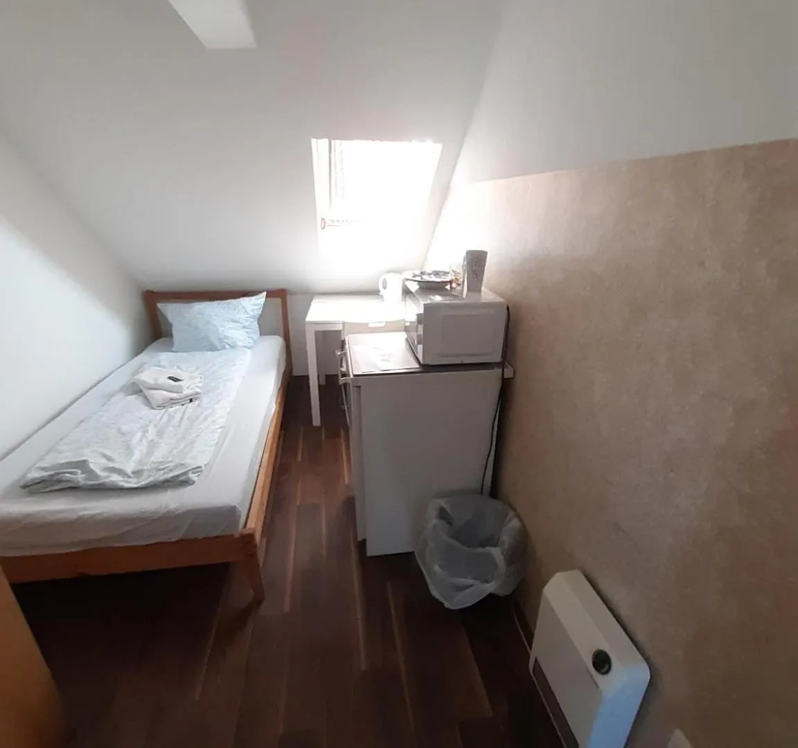 Low Budget Allach Hostel Rooms & Apartments Eve 168 뮌헨