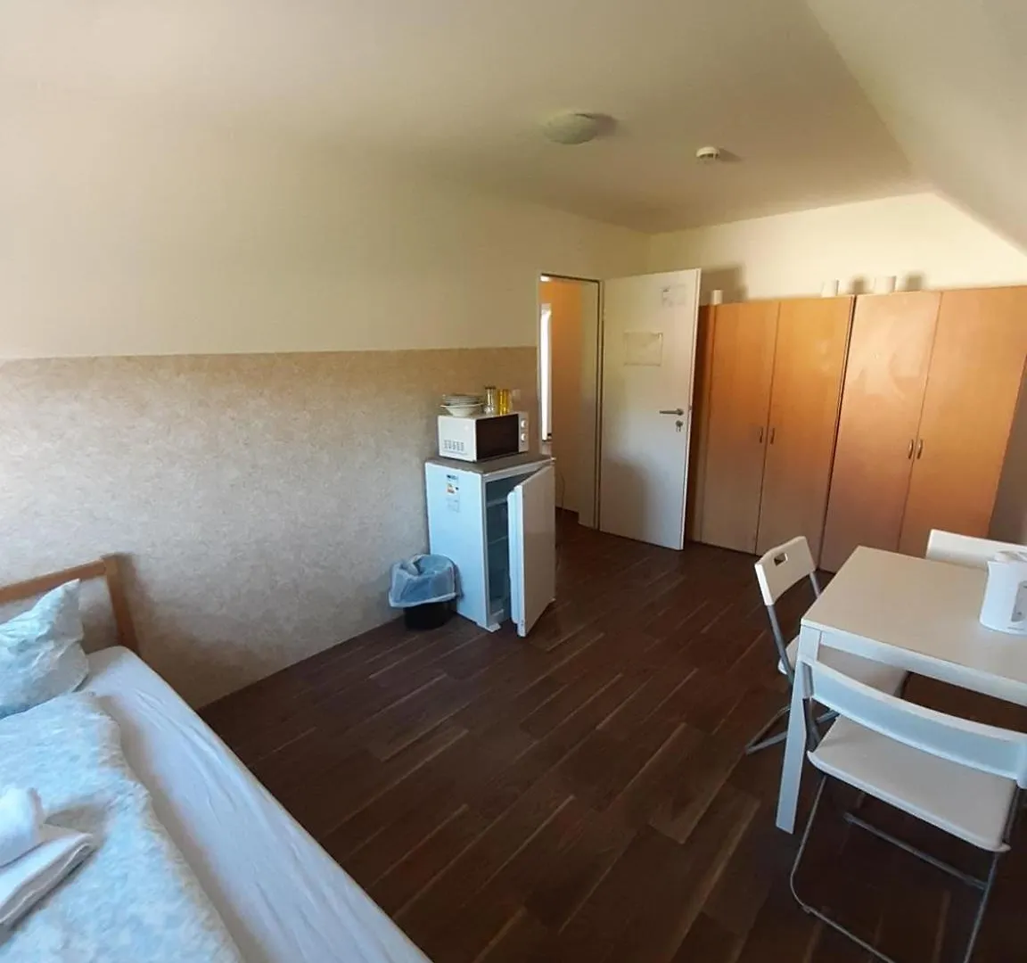 Low Budget Allach Hostel Rooms & Apartments Eve 168 뮌헨