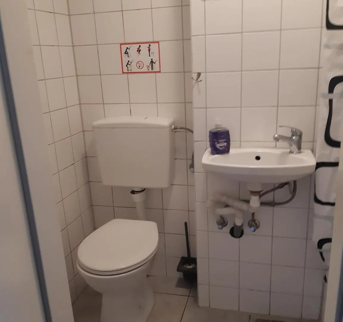 Low Budget Allach Hostel Rooms & Apartments Eve 168 뮌헨