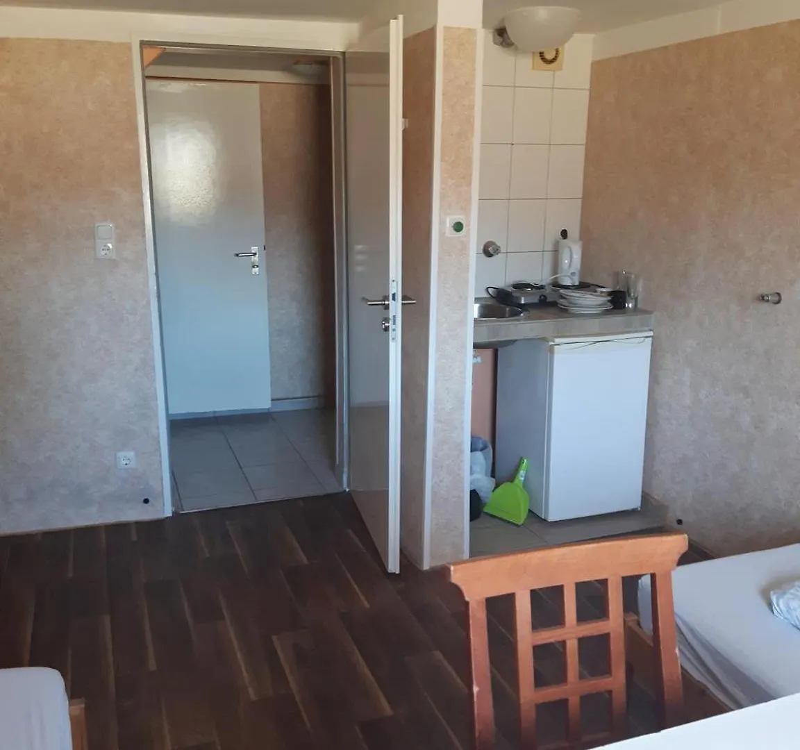 Low Budget Allach Hostel Rooms & Apartments Eve 168 뮌헨 0*,  독일