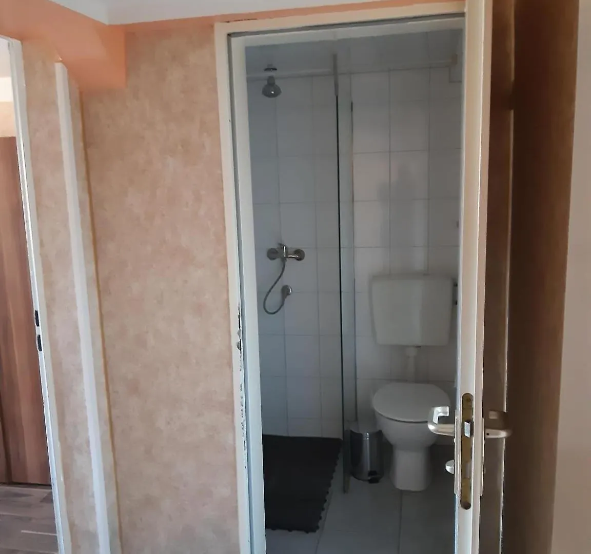 Low Budget Allach Hostel Rooms & Apartments Eve 168 ميونيخ