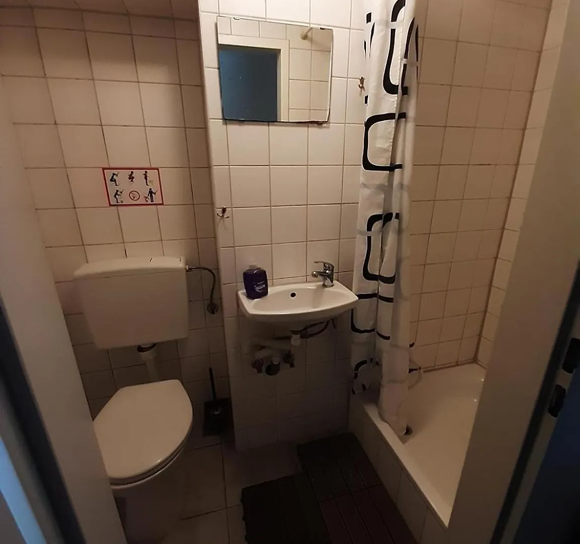 Low Budget Allach Hostel Rooms & Apartments Eve 168 뮌헨
