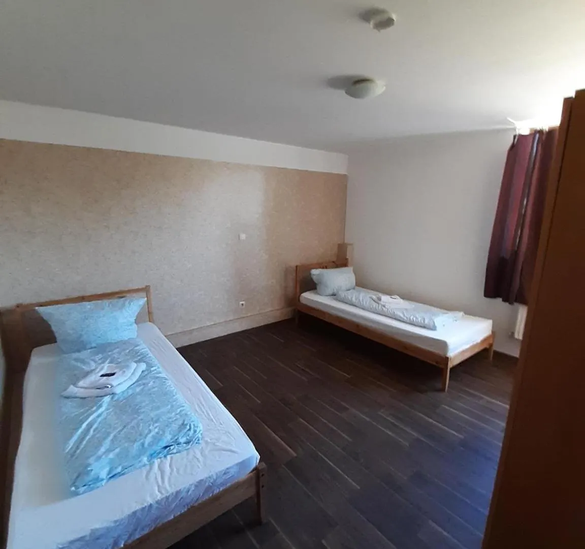 Low Budget Allach Hostel Rooms & Apartments Eve 168 ميونيخ 0*,